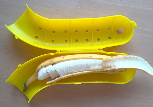 バナナを入れて開いたダイソーのバナナケース